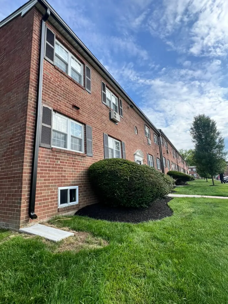 Gutter replacement on a brick apartment complex