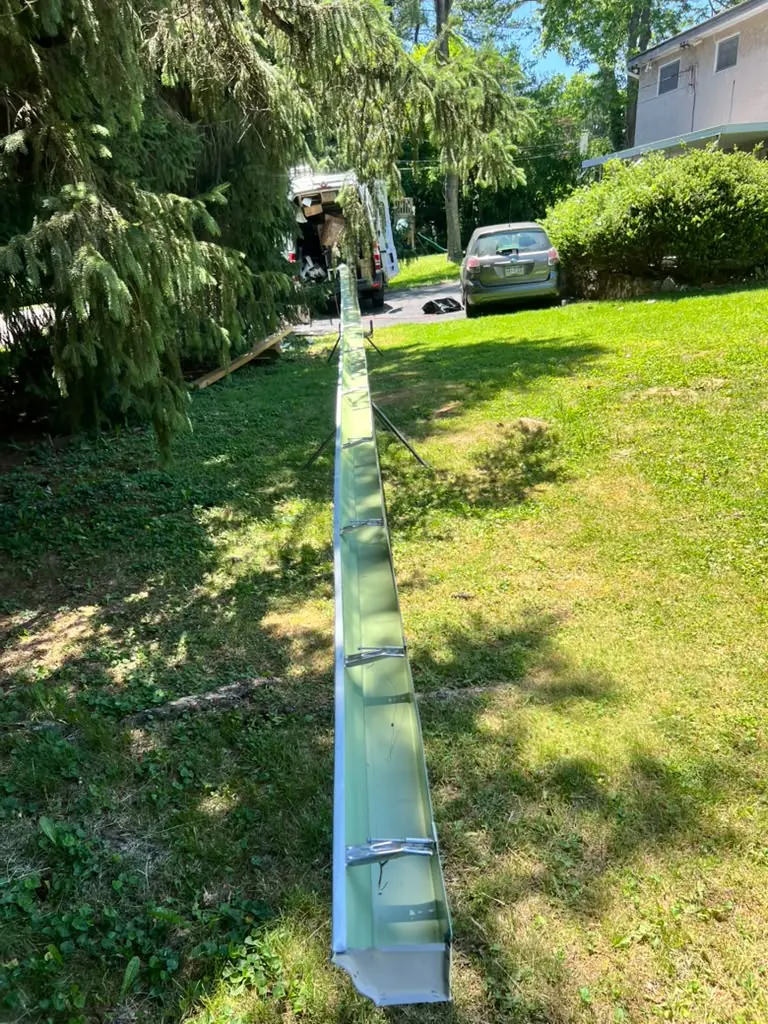 One-piece seamless gutter run formed on site